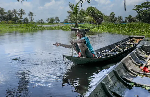 জলাবদ্ধতায় মাছের ঘেরের পানি আর খালের পানি একাকার হয়ে গেছে। 