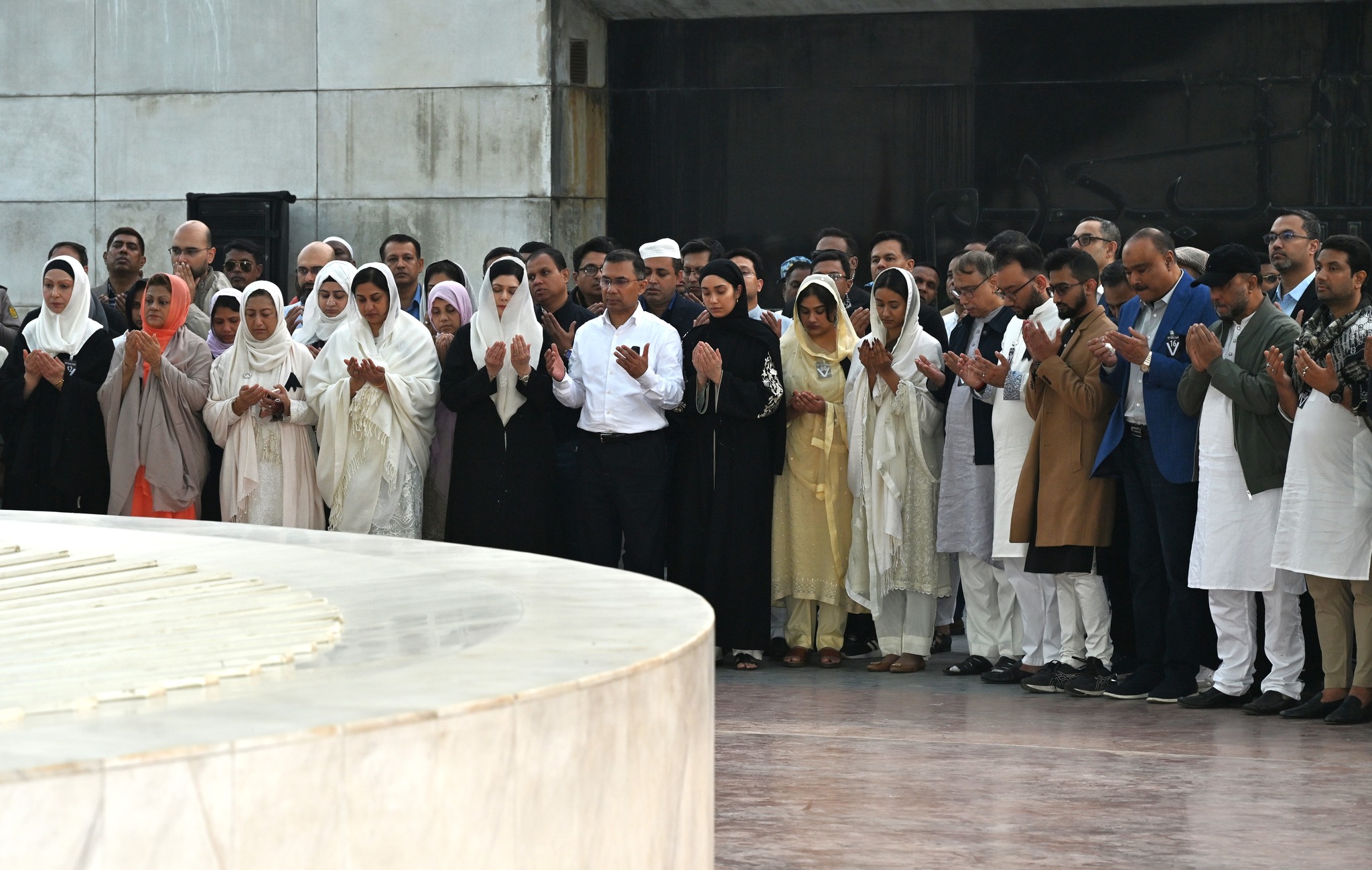 বেগম খালেদা জিয়ার প্রতি শোক জানাচ্ছেন তারেক রহমান ও পরিবারের সদ্যসরা  