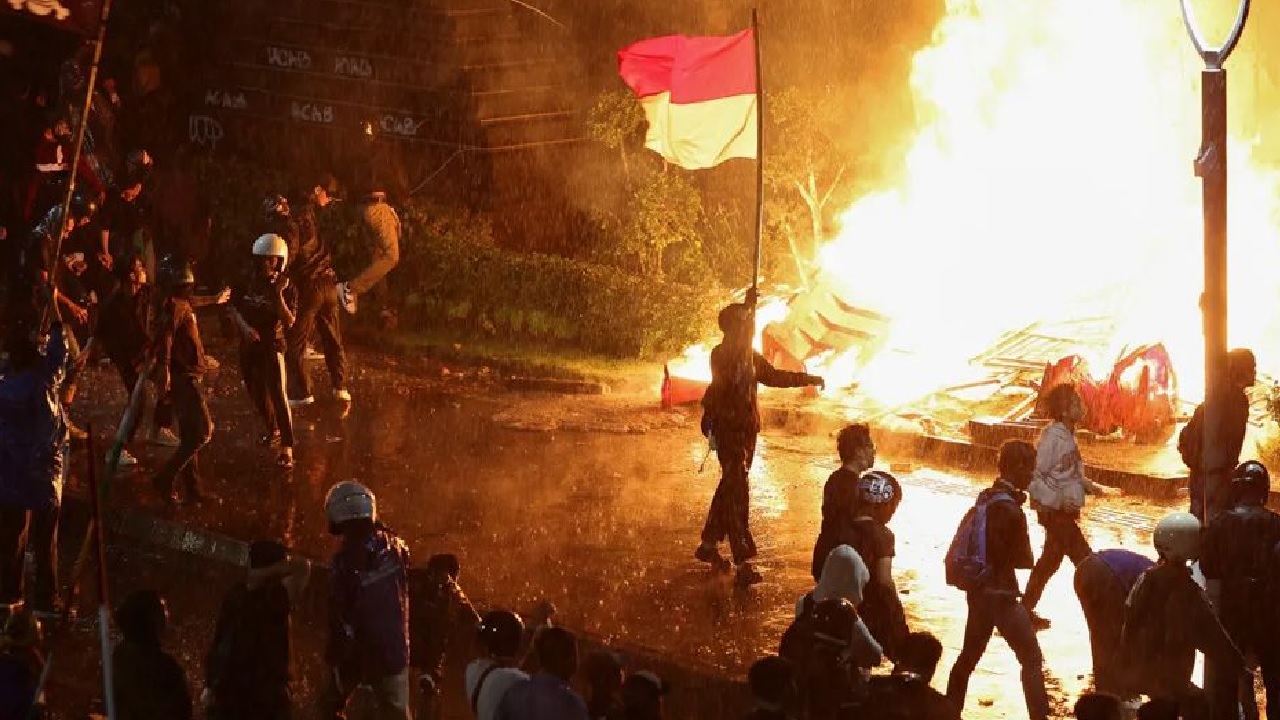 ইন্দোনেশিয়ায় অর্থমন্ত্রীর বাসভবনে হামলা-ভাঙচুর ও লুটপাট