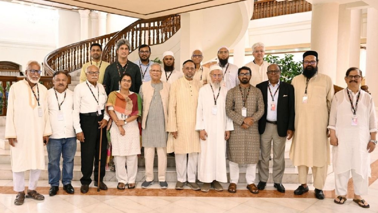 রাজনৈতিক দলের নেতদের সঙ্গে বৈঠকে প্রধান উপদেষ্টা