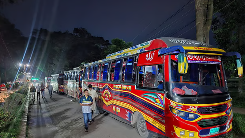 মঙ্গলবার রাতে জাবি ক্যাম্পাসে বাস আটকে রাখার দৃশ্য