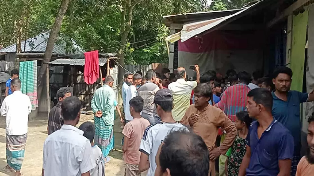 বিক্ষুব্ধ জনতার বাড়ি ঘেরাও