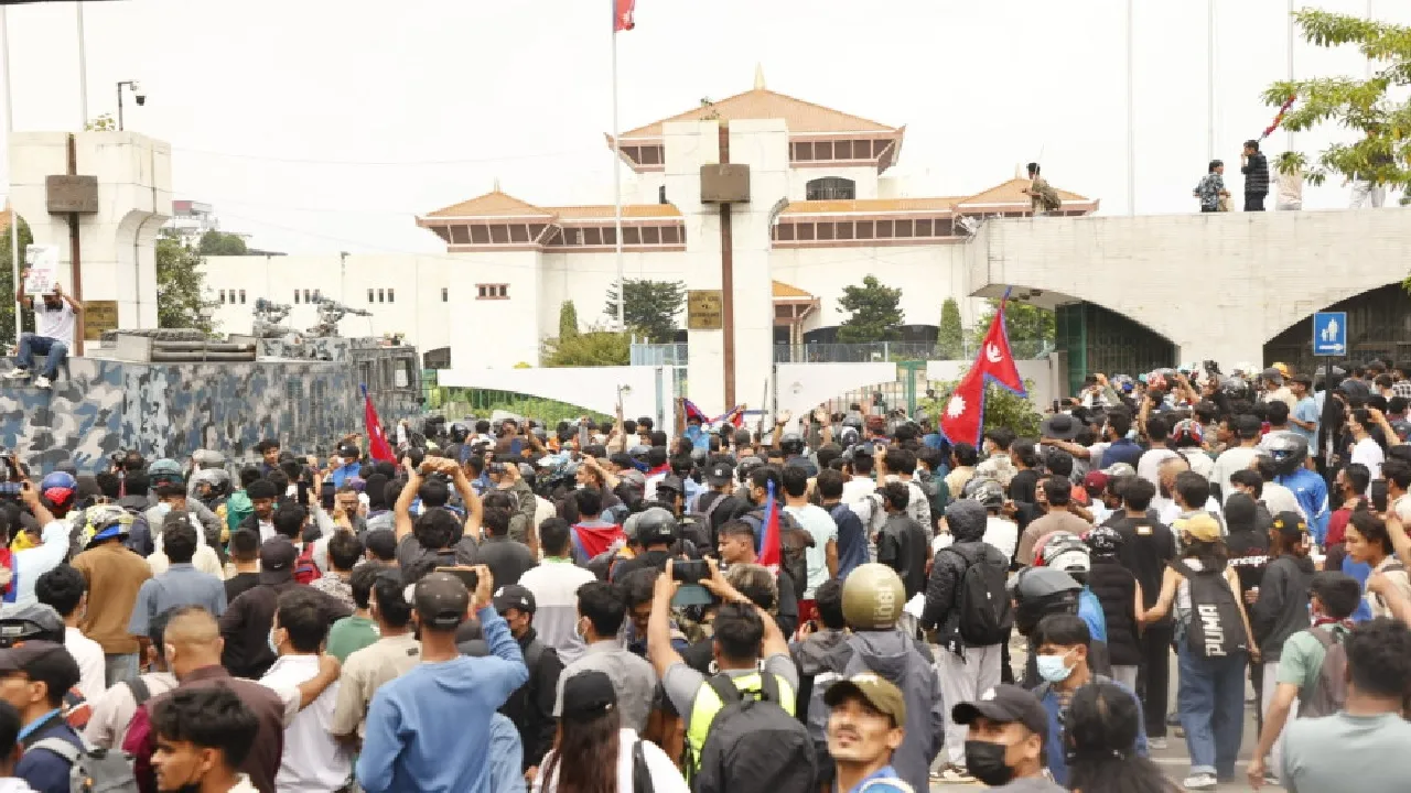 যোগাযোগমাধ্যম বন্ধের সিদ্ধান্তকে কেন্দ্র করে উত্তাল নেপাল