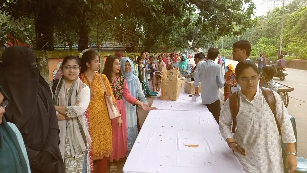 লাইনে দাড়িয়ে ভোট দিচ্ছে শিক্ষার্থীরা