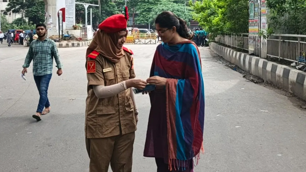 উমামার আইডি কার্ড চেক করা হচ্ছে