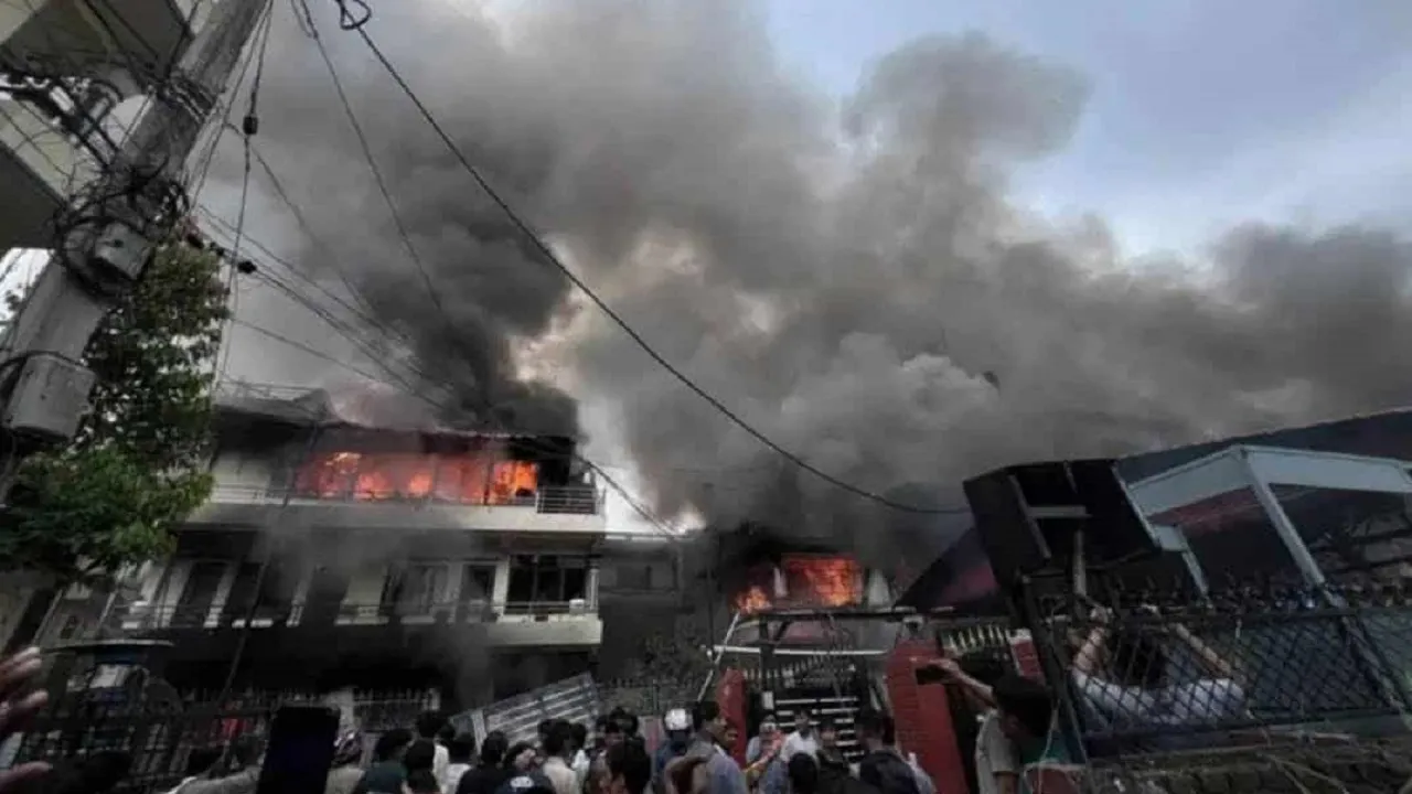 নেপালে সাবেক প্রধানমন্ত্রীর বাসভবনে আগুন