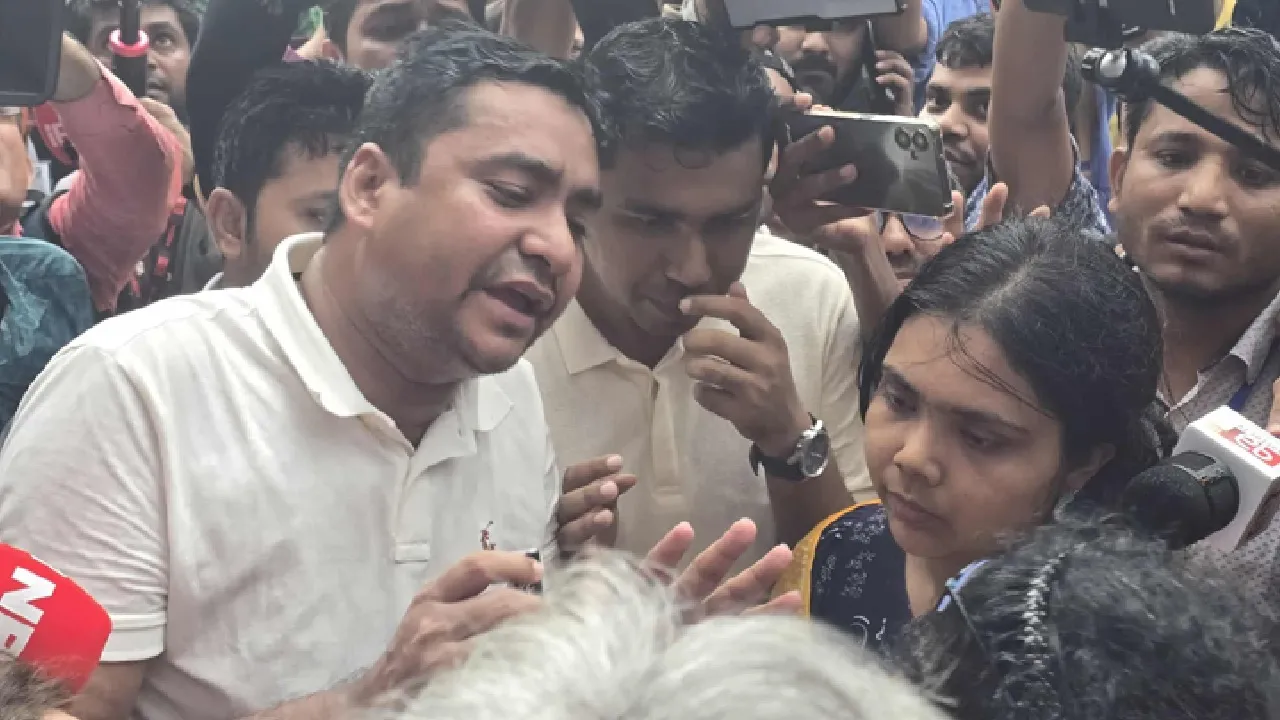 টিএসসিতে নির্বাচনী কর্মকর্তার সঙ্গে ছাত্রদলের বাগবিতণ্ডা