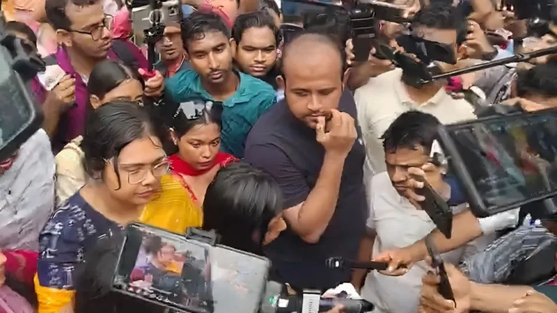 শেহরিন আমিন মোনামির সঙ্গে তর্কে জড়িয়ে পড়েন ছাত্রদলের সাধারণ সম্পাদক (জিএস) পদপ্রার্থী শেখ তানভির বারী হামিম।