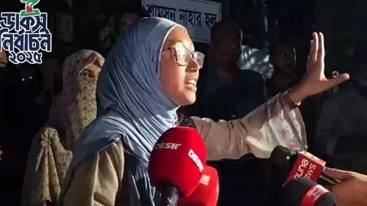 সাংবাদিকদের সঙ্গে কথা বলছেন শামসুন নাহার হল সংসদের জিএস প্রার্থী সামিয়া মাসুদ মম