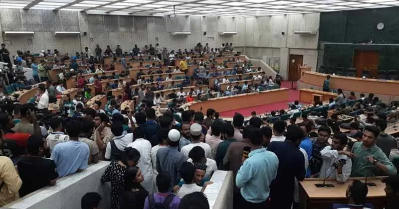 ডাকসু নির্বাচনের ফলাফল জানতে সিনেট ভবনে গণমাধ্যমসহ সংশ্লিষ্টদের ভিড়