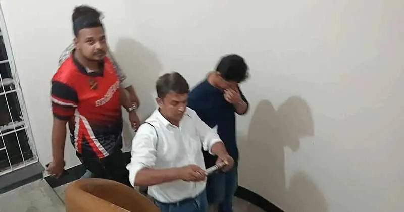 বুধবার (১০ সেপ্টেম্বর) রাত সাড়ে ৯টার দিকে ক্যাম্পাসের সিনেট ভবনের নির্বাচন কমিশন কার্যালয়ে এ ঘটনা ঘটে।