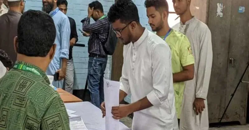 ব্যালট পেপারে ভুলের অভিযোগ উঠেছে