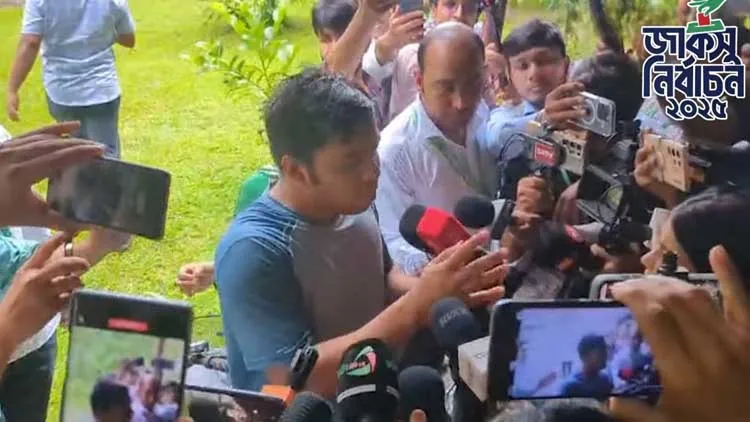 নারী হলে ভোটকেন্দ্রে প্রবেশ করে তোপের মুখে ছাত্রদল নেতা জিসান