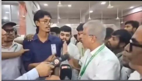 বিএনপি সমর্থিত এই শিক্ষক ভোটকেন্দ্রে গিয়ে জাল ভোট দিয়েছেন