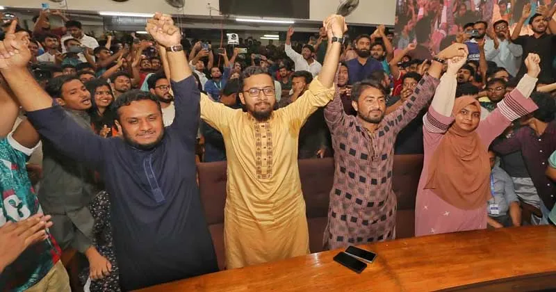 জাকসু নির্বাচনের ফল ঘোষণার পর বিজয়ীদের উচ্ছ্বাস
