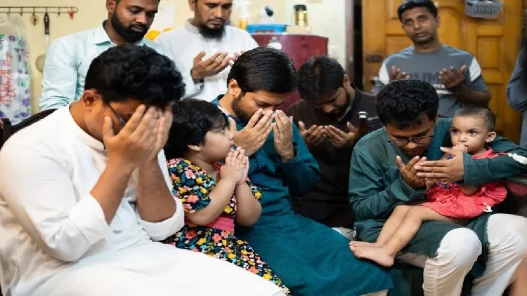 মরহুম শিবলীর জন্য দোয়া করছেন ছাত্রশিবিরের নেতৃবৃন্দ