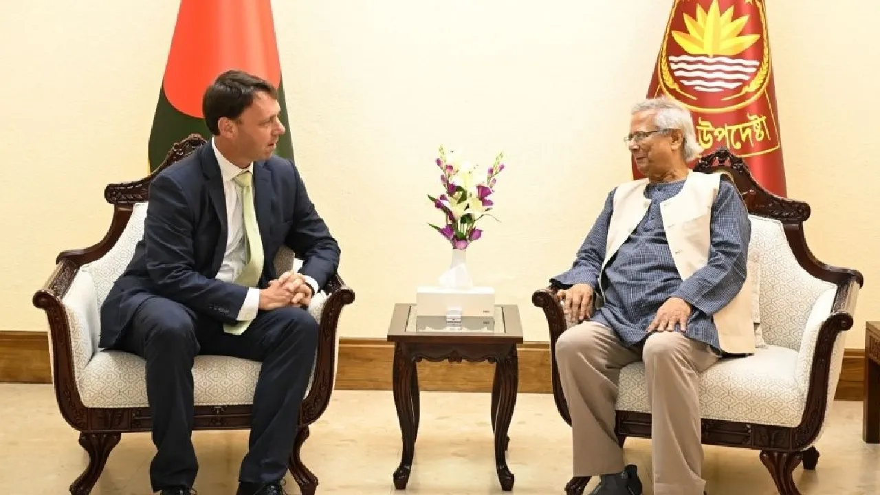 প্রধান উপদেষ্টা অধ্যাপক মুহাম্মদ ইউনূসের সঙ্গে যুক্তরাষ্ট্রের সহকারী বাণিজ্য প্রতিনিধি ব্রেন্ডন লিঞ্চের বৈঠক