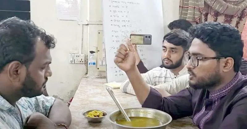 সূর্যসেন হলের ক্যাফেটেরিয়া পরিদর্শনে নবনির্বাচিত ভিপি আজিজুল হক/ছবি: ভিডিও থেকে নেওয়া