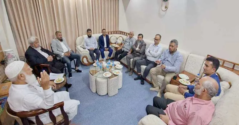 বাংলাদেশ জামায়াতে ইসলামীর আমির ড. শফিকুর রহমান রোববার রাজধানীর বসুন্ধরায় তার অস্থায়ী কার্যালয়ে দেশের শিল্পখাতের শীর্ষস্থানীয় উদ্যোক্তাদের সঙ্গে সৌজন্য সাক্ষাৎ করেন।