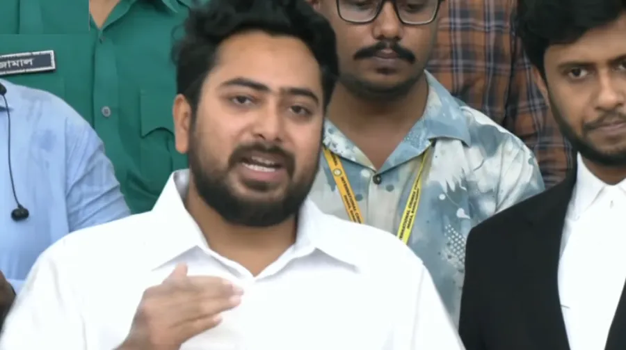 ট্রাইব্যুনাল প্রাঙ্গণে প্রেস ব্রিফিংয়ে নাহিদ ইসলাম