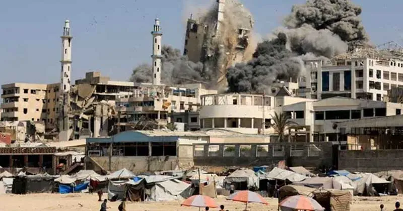 গাজায় ভয়াবহ হামলা, শহর ছাড়ছেন ফিলিস্তিনিরা