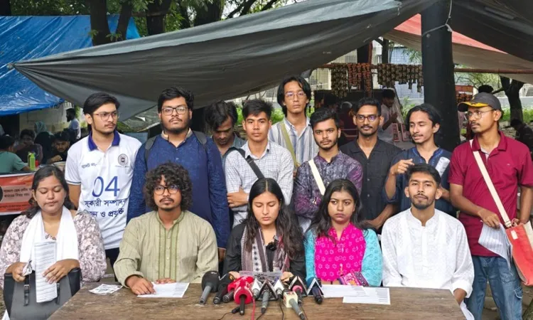 মঙ্গলবার (১৬ সেপ্টেম্বর) বিকেলে বিশ্ববিদ্যালয়ের ইসমাইল হোসেন সিরাজী ভবনের সামনে এক সংবাদ সম্মেলনে ইশতেহার পাঠ করেন রাকসুর প্রথম নারী ভিপি প্রার্থী তাসিন খান।