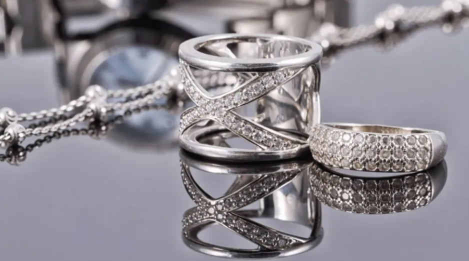 বাজারে স্বর্ণের পাশাপাশি রুপার দামও নতুন উচ্চতায় পৌঁছেছে।