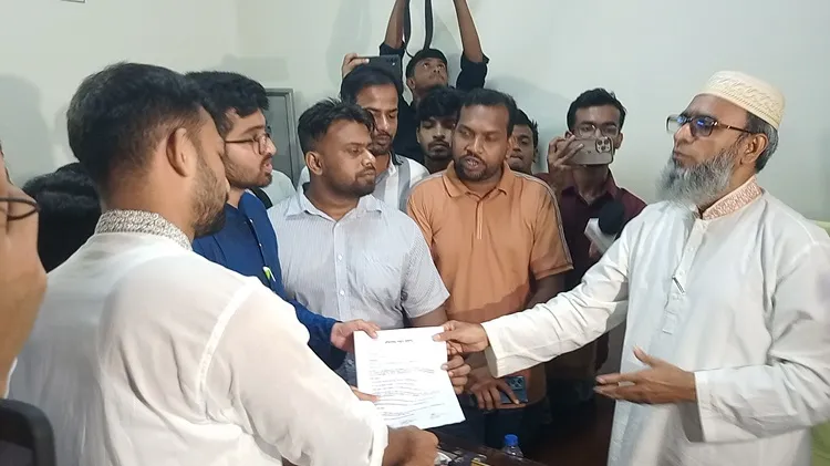 বুধবার (১৭ সেপ্টেম্বর) দুপুর ১টার দিকে এই স্মারকলিপি প্রদান করে তাঁরা।