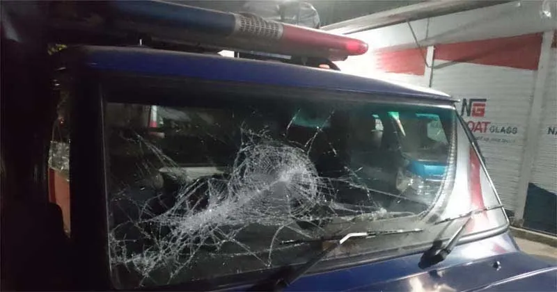 পুলিশের গাড়ী ভাংচুর