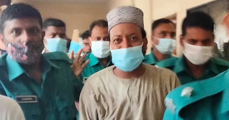 রিমান্ডে নেওয়ার আগে আদালতে মুফতি আমির হামজা-ফাইল ছবি