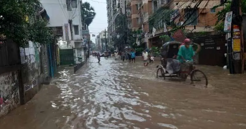 রাজধানী ঢাকায় টানা মুষলধারে বৃষ্টিতে সৃষ্টি হয়েছে জলাবদ্ধতা