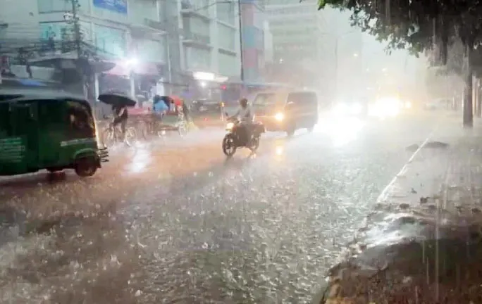 রাজধানী ঢাকায় চলছে মুষলধারে বৃষ্টি