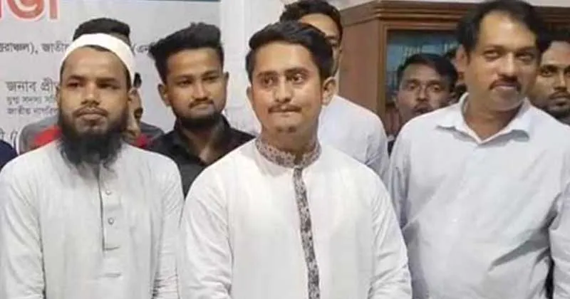 বুধবার (২৪ সেপ্টেম্বর) দুপুরে সুনামগঞ্জে এনসিপির সমন্বয় সভা শেষে সাংবাদিকদের সঙ্গে কথা বলেন সারজিস আলম