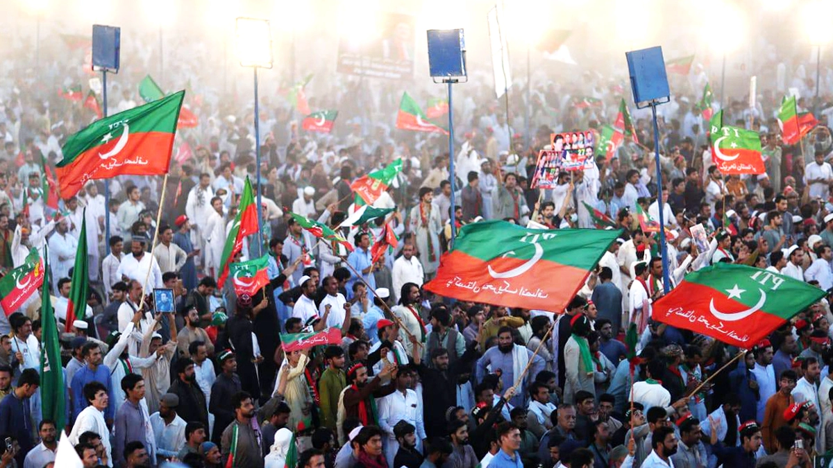 ইমরান খানের মুক্তির দাবিতে পেশোয়ারে বিশাল বিক্ষোভ অনুষ্ঠিত হয়