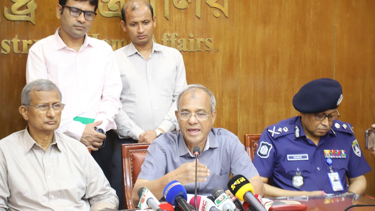 স্বরাষ্ট্র উপদেষ্টা লেফটেন্যান্ট জেনারেল (অব.) মো. জাহাঙ্গীর আলম চৌধুরী