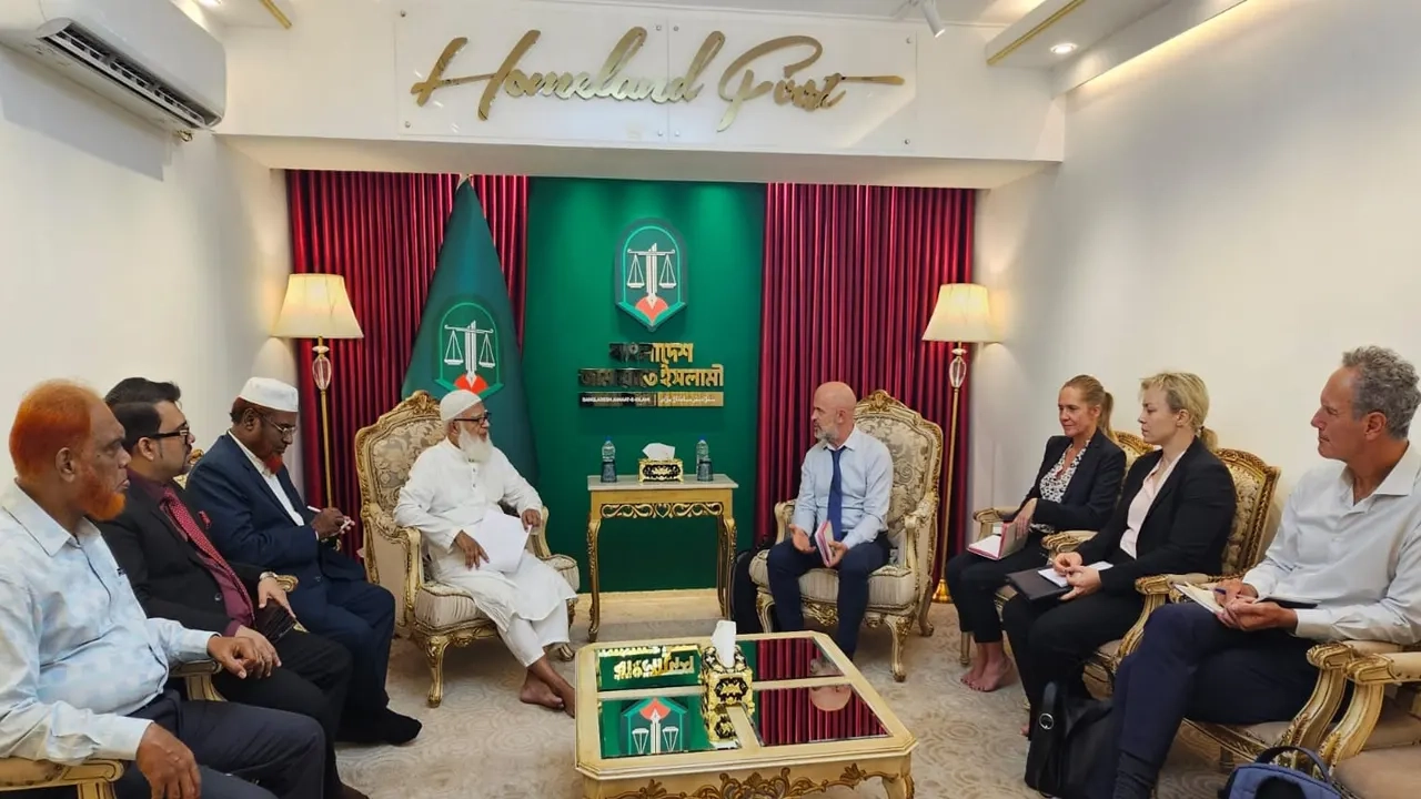 রাজধানীর বসুন্ধরায় বাংলাদেশ জামায়াতে ইসলামীর আমীর ডা. শফিকুর রহমানের কার্যালয়ে আজ ২৮ সেপ্টেম্বর (রবিবার) দুপুর ১২টায় ইউরোপীয় ইউনিয়নের ইলেকশন অবজারভেশন মিশনের উচ্চ পর্যায়ের প্রতিনিধি দল সৌজন্য সাক্ষাৎ করেন।