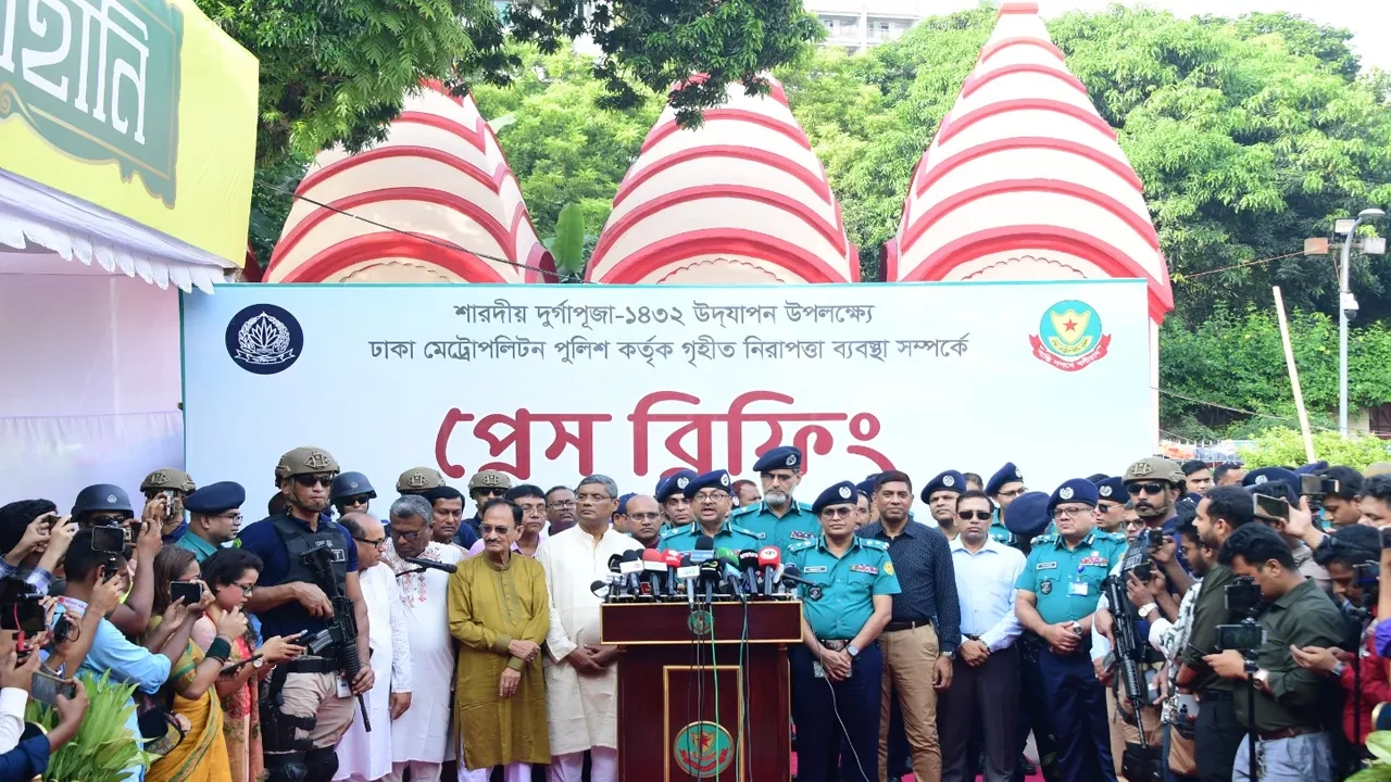 রবিবার (২৮ সেপ্টেম্বর) রাজধানীতে ঢাকেশ্বরী জাতীয় মন্দির পরিদর্শন করেন ডিএমপি কমিশনার