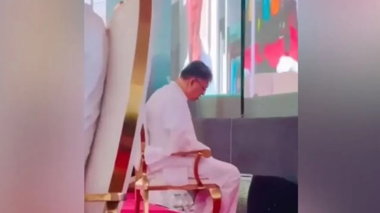 মঞ্চে নামাজ আদায় করলেন সালাহউদ্দিন আহমেদ  © ভিডিও থেকে নেওয়া