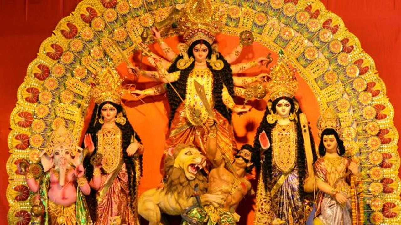 দূর্গাপূজার আনুষ্ঠানিকতা শুরু হলেও আজ থেকেই মূল পূজা শুরু