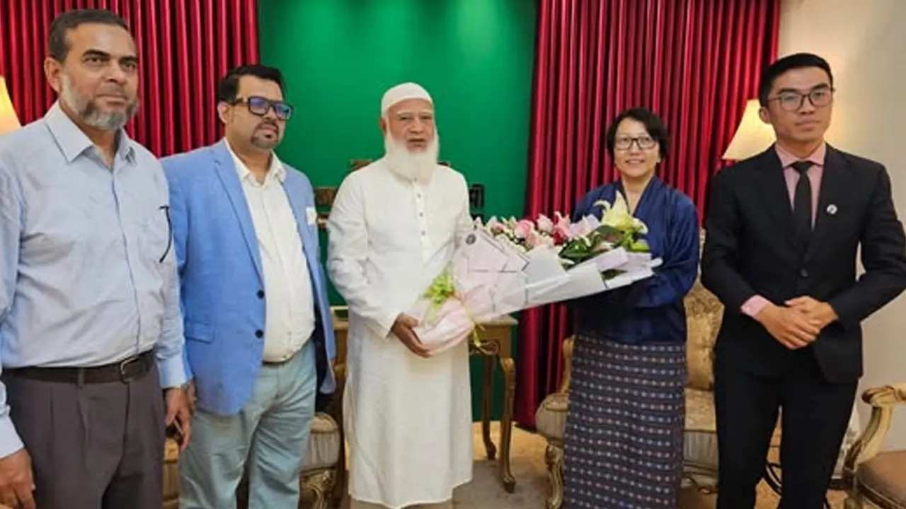 ডা. শফিকুর রহমান তাঁর বসুন্ধরাস্থ কার্যালয়ে ভুটানের রাষ্ট্রদূত দাশো কারমা হামু দর্জিকে ফুলেল শুভেচ্ছা জানান