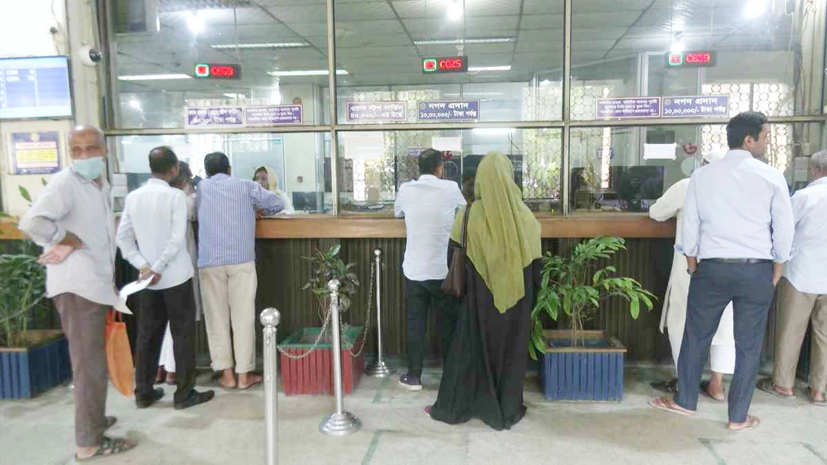 ব্যাংকের লেনদেন। ছবি : সংগৃহীত