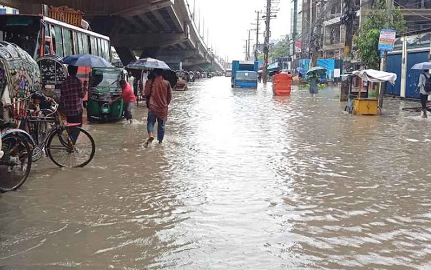রাজধানীতে রাতভর বৃষ্টিতে সড়কে জলাবদ্ধতা