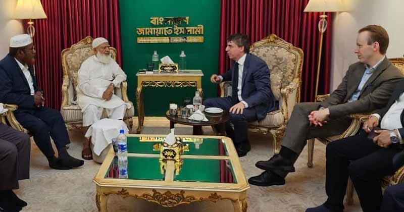 বাংলাদেশ জামায়াতে ইসলামীর আমীর ডা. শফিকুর রহমানের সঙ্গে ঢাকায় নিযুক্ত সুইডেনের রাষ্ট্রদূত নিকোলাস উইকস সৌজন্য সাক্ষাৎ করেছেন। 