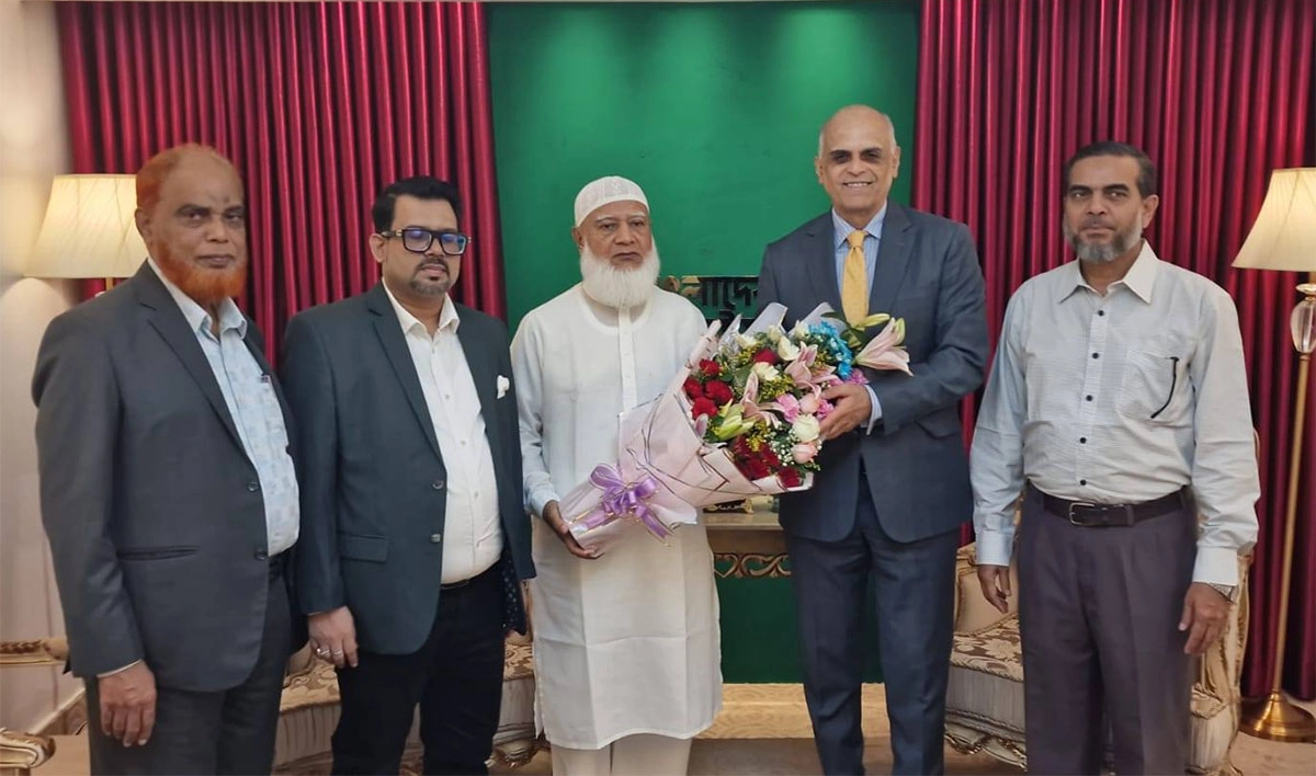 জামায়াতের আমির ডা. শফিকুর রহমানের সঙ্গে ঢাকায় নিযুক্ত ব্রাজিলের রাষ্ট্রদূত পাওলো ফারনান্দো দিয়াস ফেরেস সৌজন্য সাক্ষাৎ করেছেন।