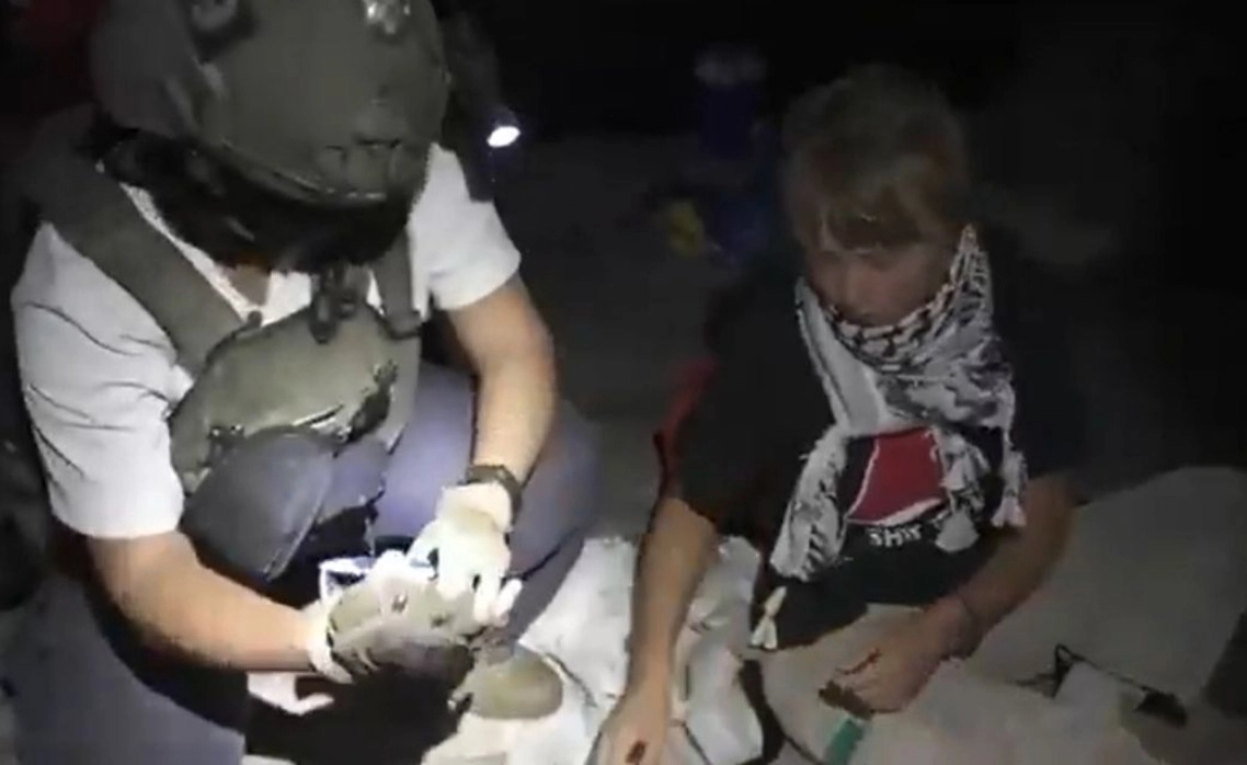 গ্রেটা থুনবার্গকে আটকের পর তাকে তল্লাশি করা হচ্ছে