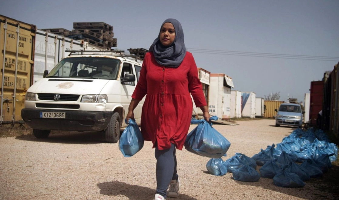 ত্রাণ হাতে রুহি লোরেন আখতার