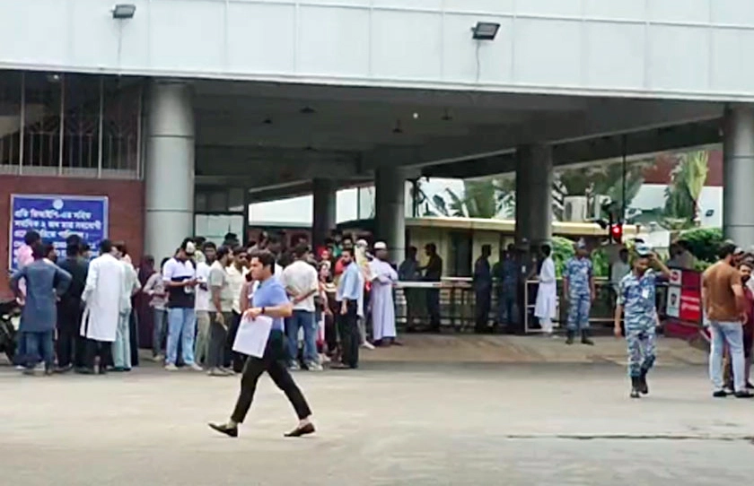 বিমানবন্দরের ভিআইপি গেটে এনসিপির নেতাকর্মীরা।