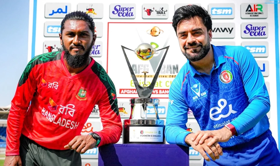 সিরিজের ট্রফি নিয়ে দুই অধিনায়ক