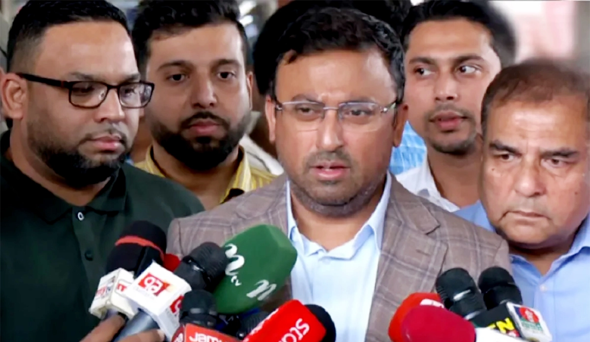 বিমানবন্দরে সাংবাদিকদের সঙ্গে কথা বলেন তারেক রহমানের পররাষ্ট্রবিষয়ক উপদেষ্টা হুমায়ুন কবীর। ছবি: সংগৃহীত