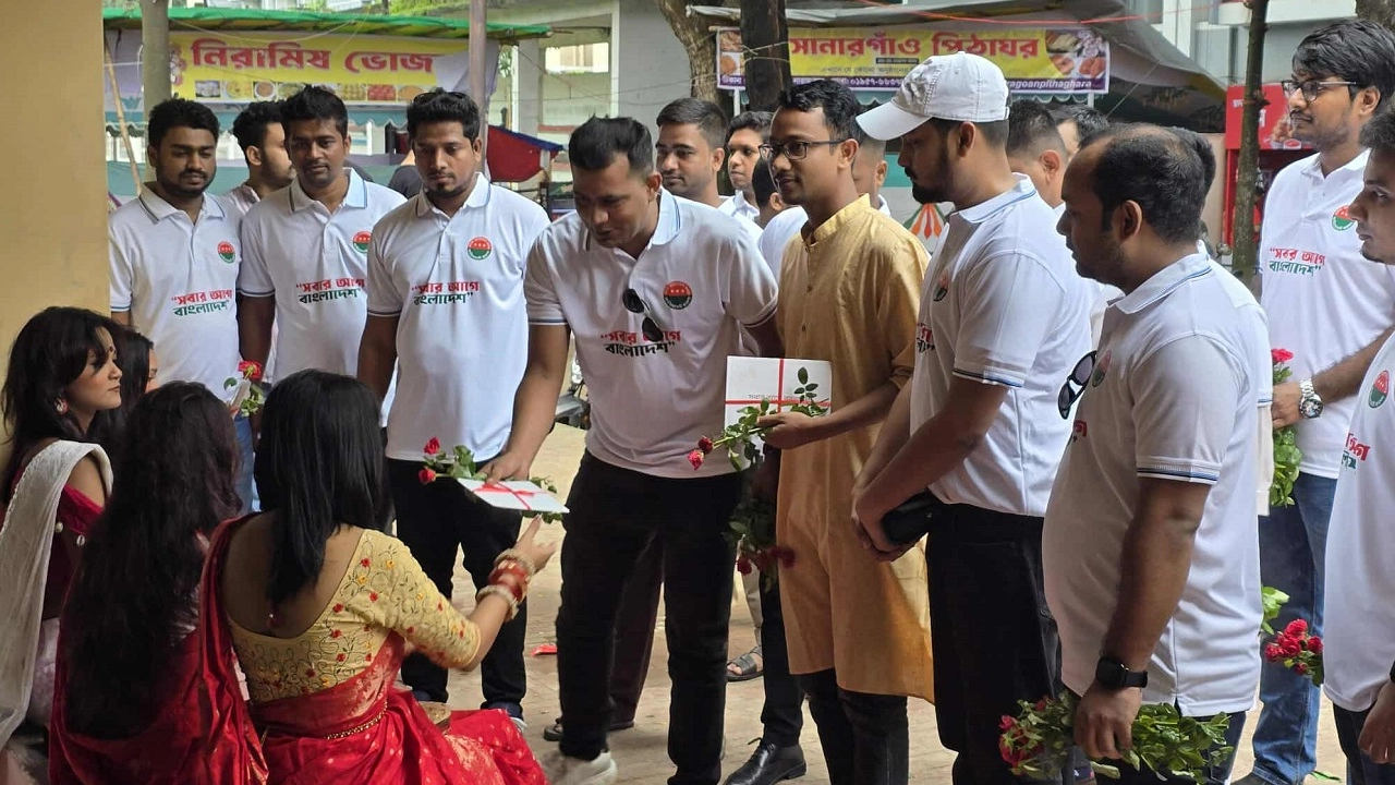 ঢাবিতে গোলাপ বিতরণ ছাত্রদল নেতার